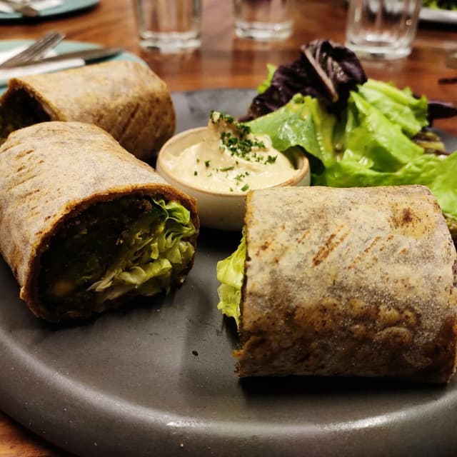 菜肴“Rolls With Hummus Dip (Can't Remember Exact Name)”的照片