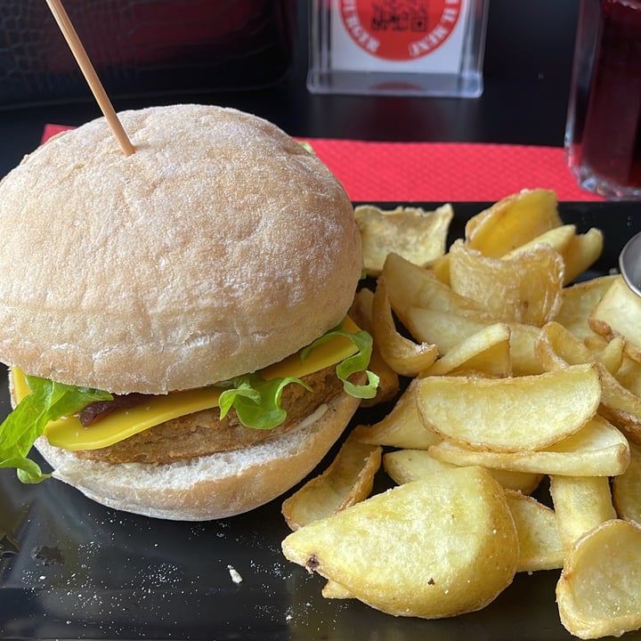 photo of Mama Burger Treviglio Mama plant shared by @samanthaborella on  12 Nov 2022 - review