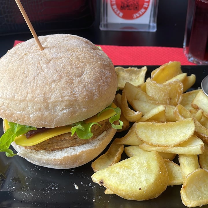review photo of Mama Burger Treviglio Mama plant shared by @samanthaborella on 12 Nov 2022 - review