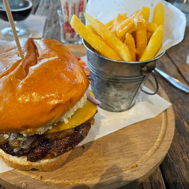 review photo of Hey Joe Brewing Company Vegan Cheeseburger shared by @eugenevdw89 on 01 Aug 2022 - review