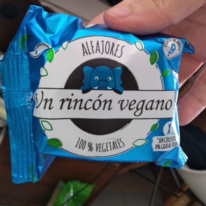 photo of Un Rincón Vegano Alfajor Triple Black Premium shared by @ineperez on  07 Nov 2020 - review