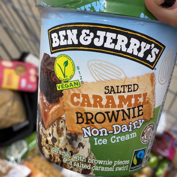 review photo of Ben & Jerry's Salted caramel brownie non dairy shared by @martarodriguez13 on 15 Dec 2021 - review