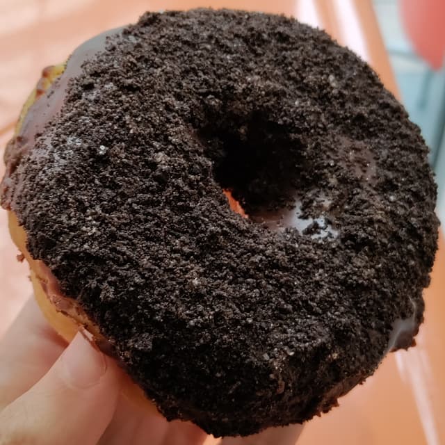 菜肴“Vegan Chocolate Oreo donut”的照片