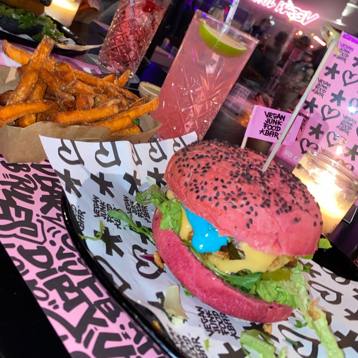 photo of Vegan Junk Food Bar Daddy’s burger shared by @pbrain30 on  24 Nov 2021 - review