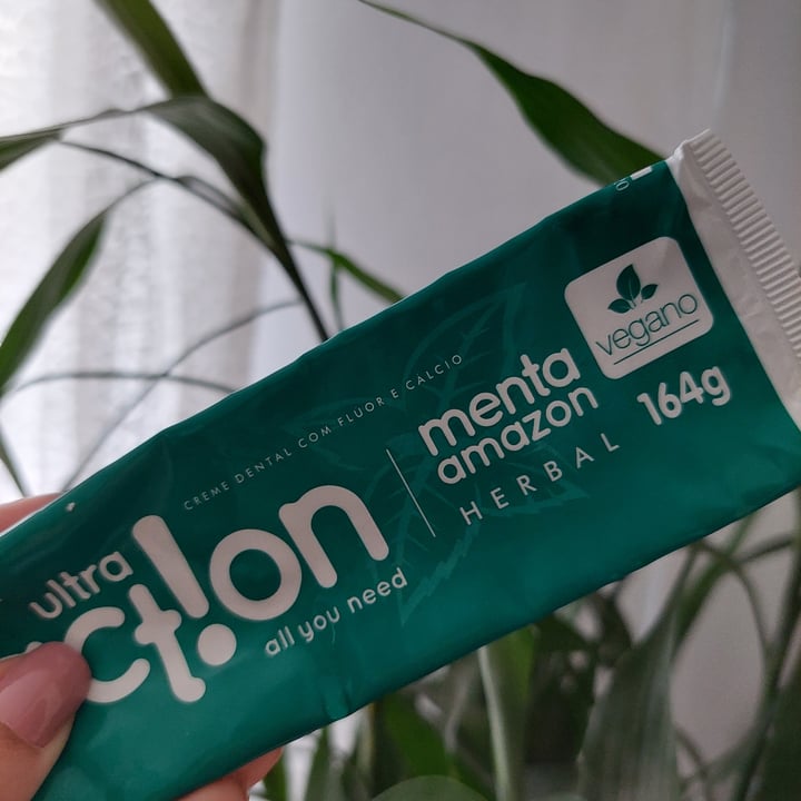 photo of Ultra action Creme dental de menta shared by @cinairaellen on  17 Apr 2022 - review