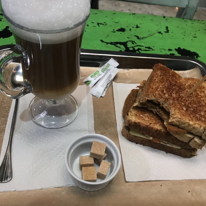review photo of Guacamole Tostado de jamón y queso vegano con capuchino shared by @manuquaroni on 11 Jan 2021 - review