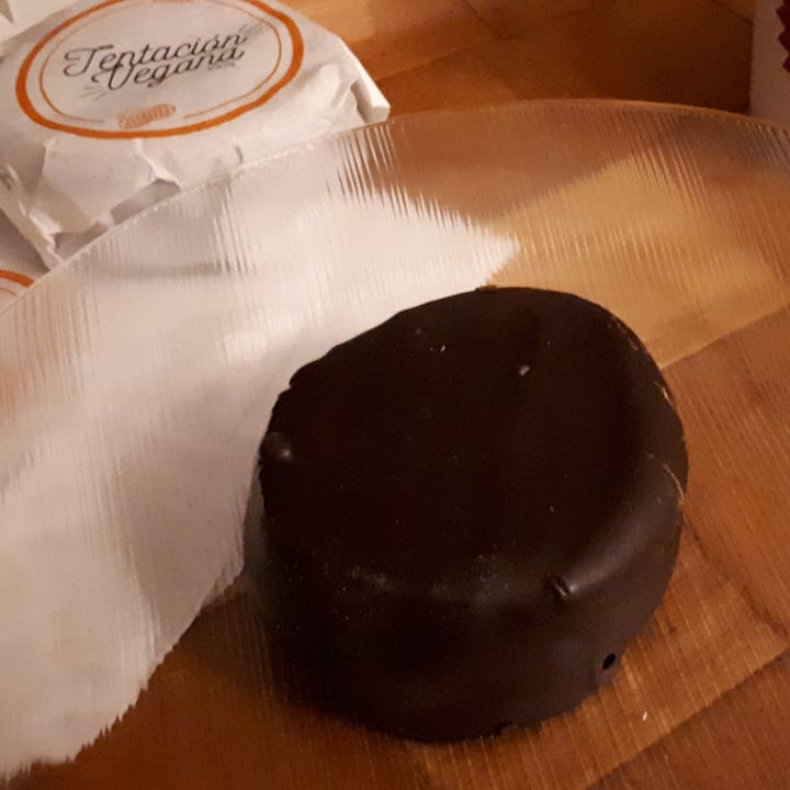review photo of Tentación vegana Alfajor de Chocolate relleno de Maní shared by @hanyuhi on 02 Nov 2020 - review