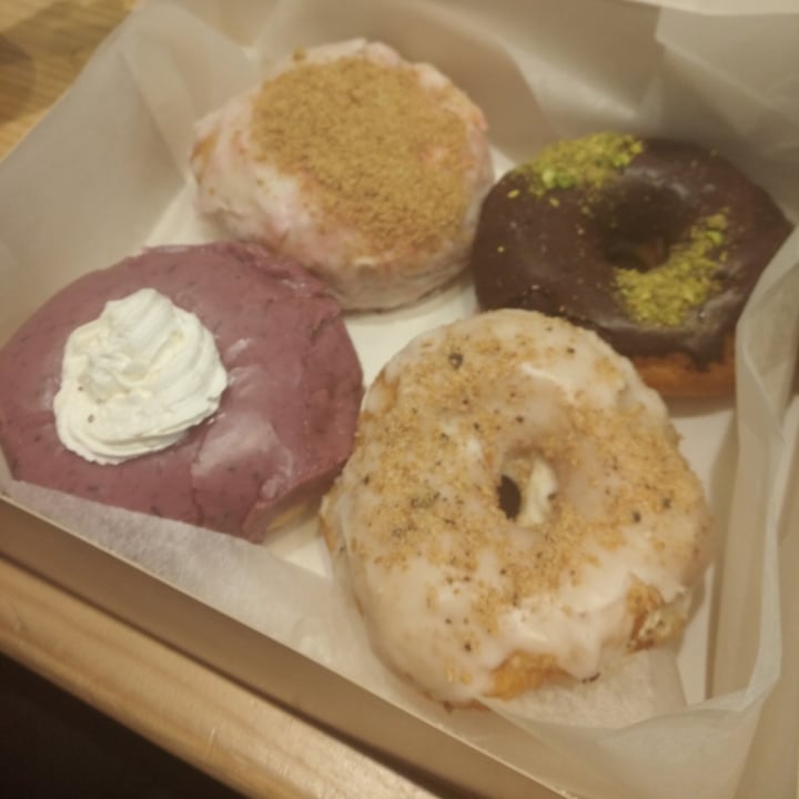photo of Delish Vegan Doughnuts Chocolate y Pistacho shared by @kantaber on  06 Nov 2020 - review