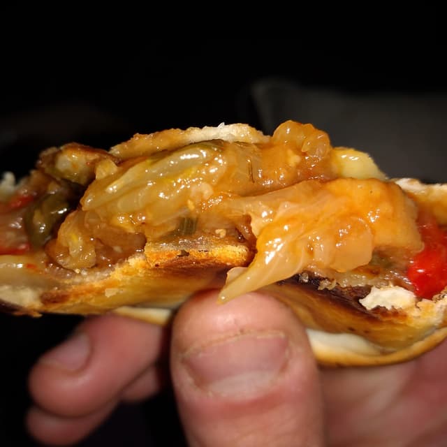 菜肴“Empanada De Salchicas Y Barbacoa”的照片