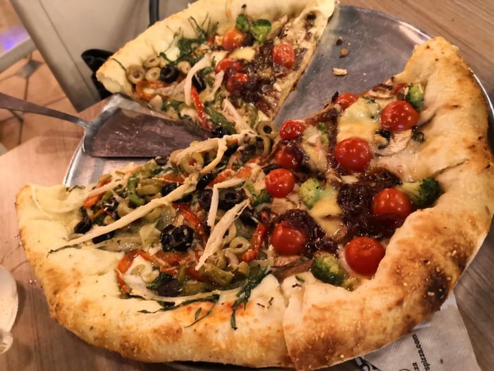 review photo of Salvator’s Pizza & Pasta Pizza primavera y vegetariana gourmet (1/2 Spring Pizza and 1/2 vegetarian gourmet pizza) shared by @dmendoza10 on 22 Feb 2019 - review