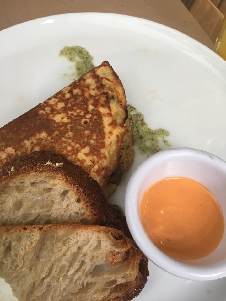 photo of De Raíz Cocina Café Omelette con queso vegano shared by @milatoya on  08 Dec 2019 - review