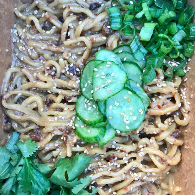 Foto do prato “dan dan noodles”