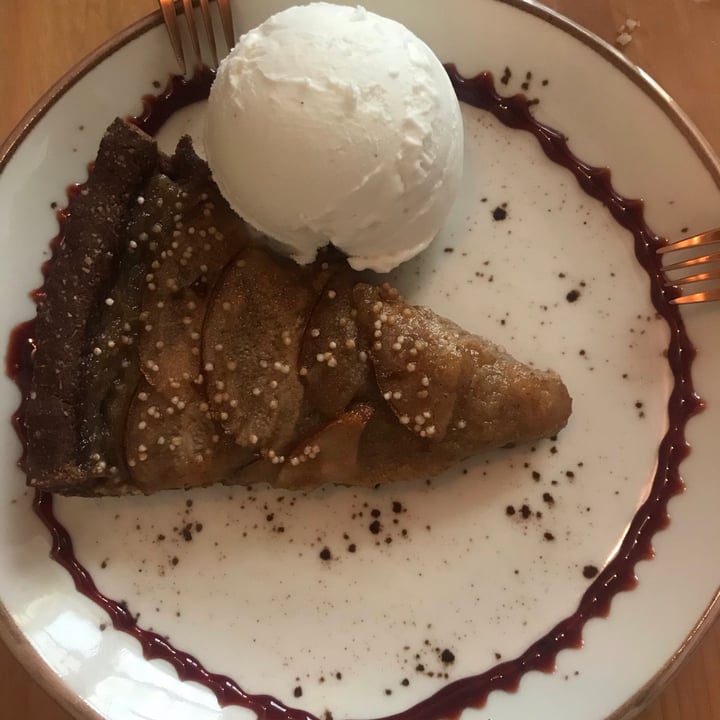 review photo of MIMO Vegan Bistro Tarta de pera con helado de vainilla shared by @gebarbero on 24 Apr 2021 - review