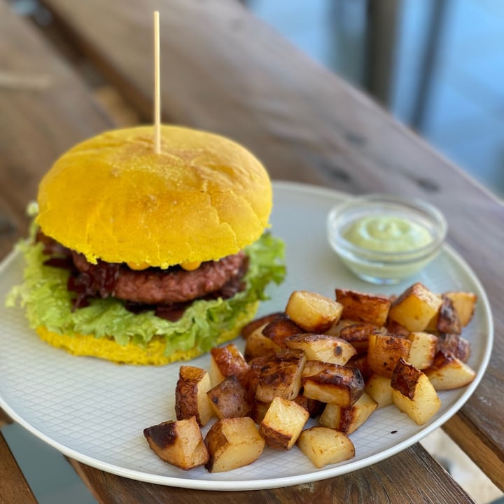 photo of BuenaVida 100% Vegan Beyond special burger shared by @martinadibernardo on  29 Apr 2022 - review