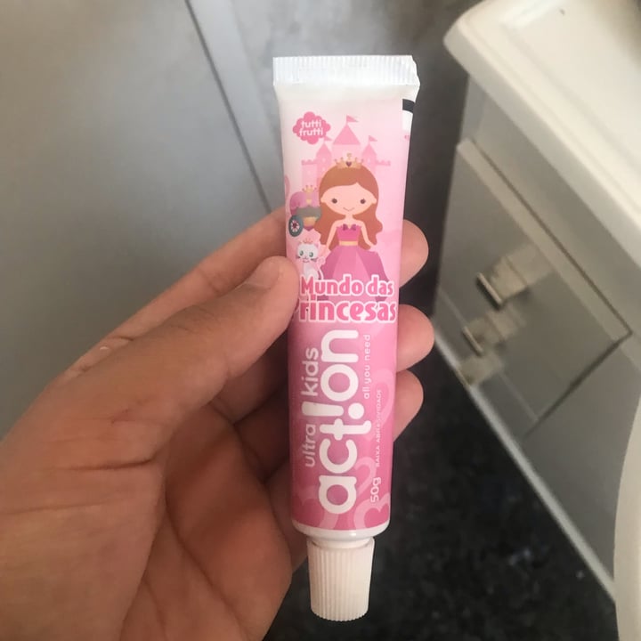 photo of Ultra action Creme Dental Kids shared by @joaovit on  28 Dec 2021 - review
