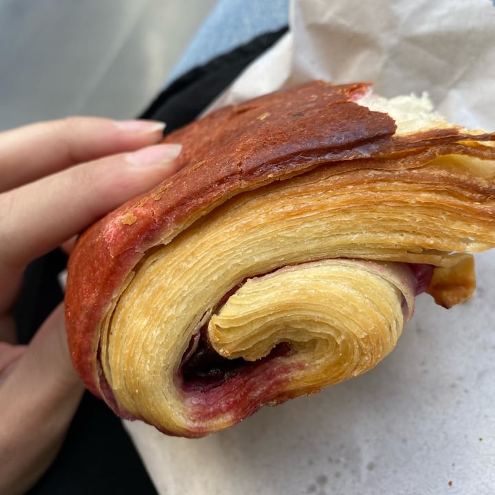 photo of Mooki Pastelería Vegana Pain au chocolat shared by @julilanga on  02 Jun 2022 - review