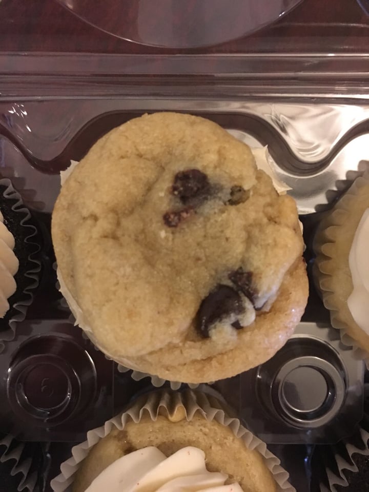 photo of Vegan East Chocolate Chip Cookie Dough Cupcake w/cookie shared by @plants on  24 Aug 2018 - review