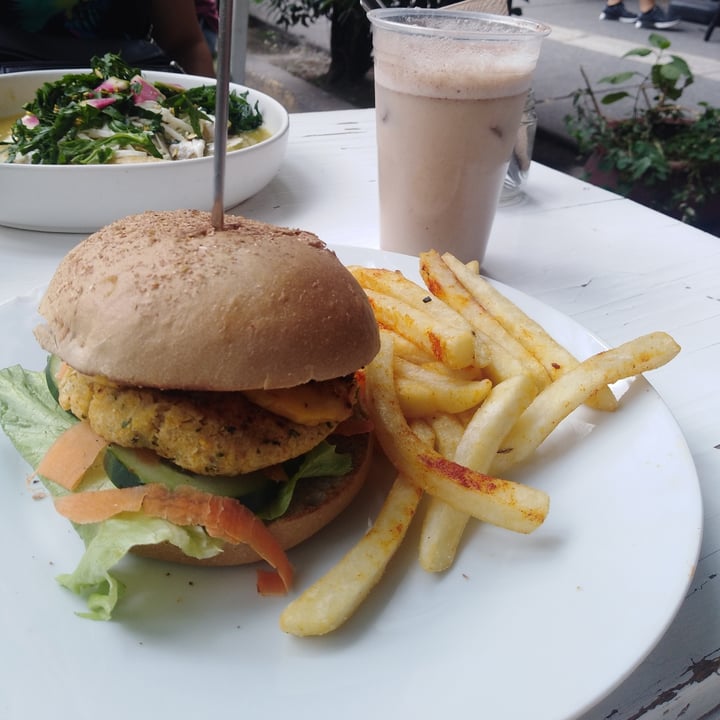 photo of Vegamo MX Falafel Burger shared by @vegan-know-it-all on  08 Oct 2021 - review