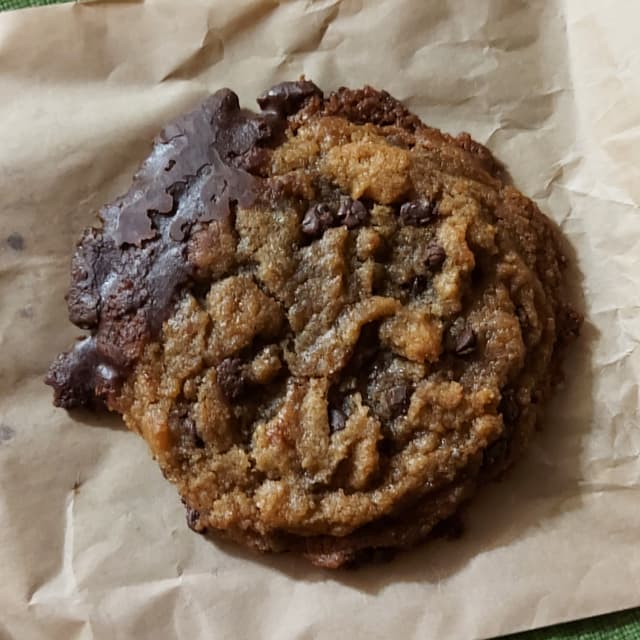 「peanut butter chocolate chip cookie」の料理の写真