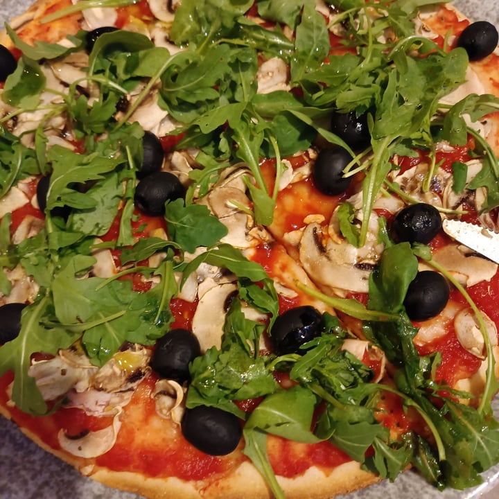 photo of Pizzeria Pasquale Di Famiglietti Pasquale Pontedera Pizza funghi rucola e olive shared by @violetcarmen on  14 Aug 2022 - review