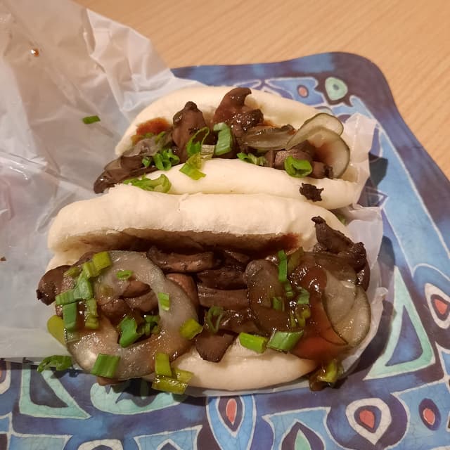 菜肴“Vao con salteado de hongos, salsa Hoisin y cebolla de verdeo”的照片