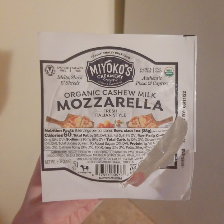 photo of Miyoko's Creamery Organic Cashew Milk Mozzarella Fresh Italian Style shared by @babydolldaydreams on  30 Aug 2022 - review