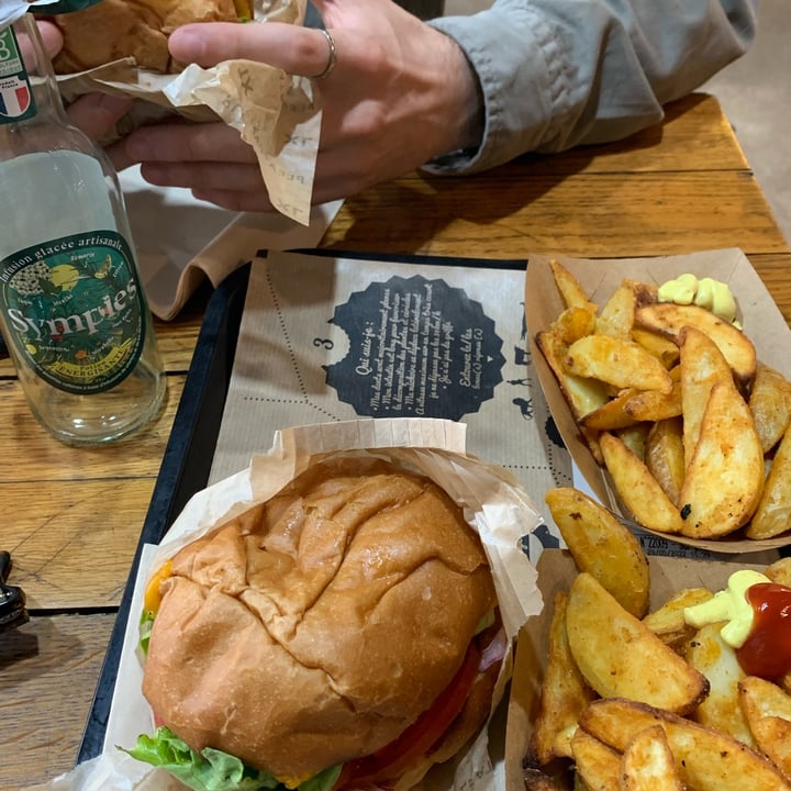 photo of Hank Burger Beyond Meat Burger And Fries With Cheese Sauce shared by @vsepe on  28 Oct 2022 - review