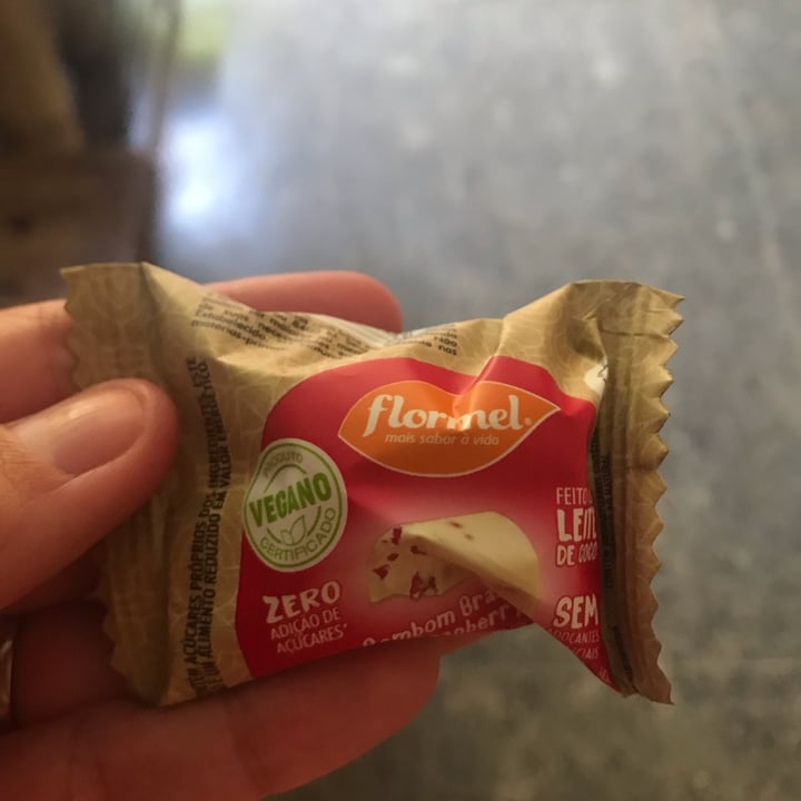 review photo of Flormel Bombom chocolate branco com cramberry shared by @izamontechi on 11 May 2022 - review