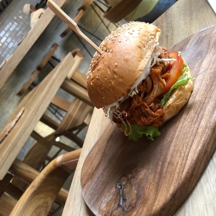 photo of Restaurante Kaime Hamburguesa de jackfruit shared by @veganliz on  12 Jun 2020 - review