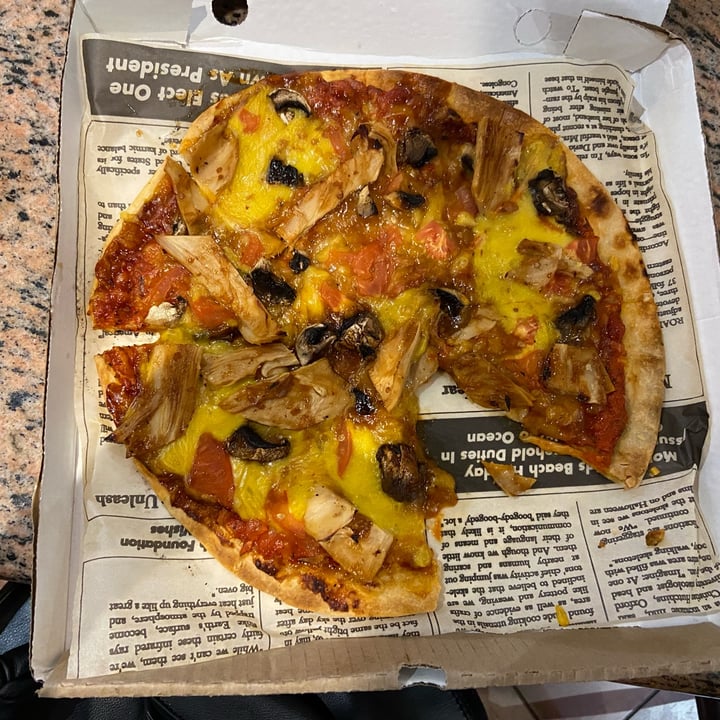 photo of Vegan Street Food ZA Chickless Mushroom And Mayo Pizza shared by @leighclare29 on  01 Nov 2022 - review