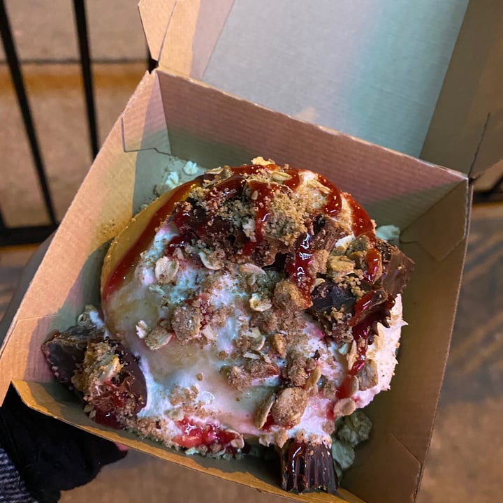 photo of Cinnaholic Raptors on a Roll shared by @th-vegan on  13 Dec 2021 - review