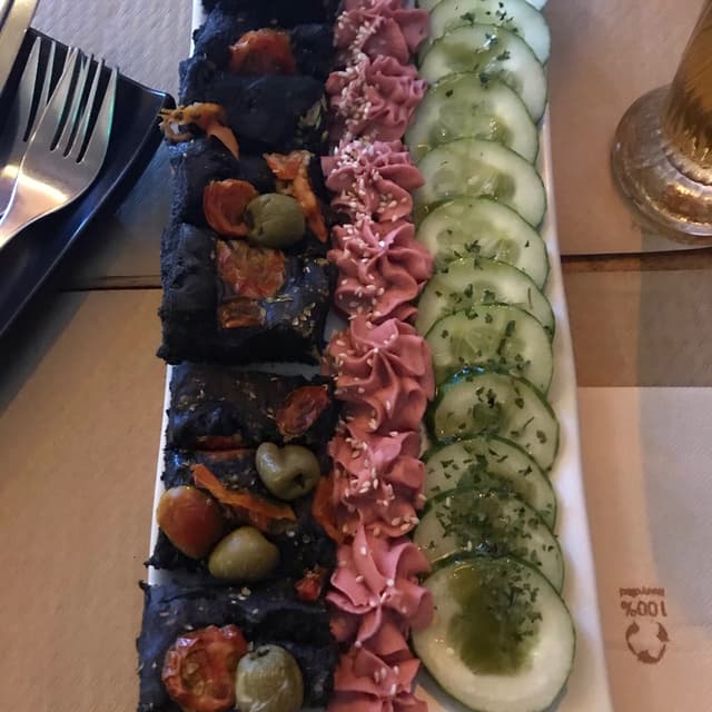 Foto del piatto “Hummus De Remolacha Con Pan De Aceitunas Y Pepino”