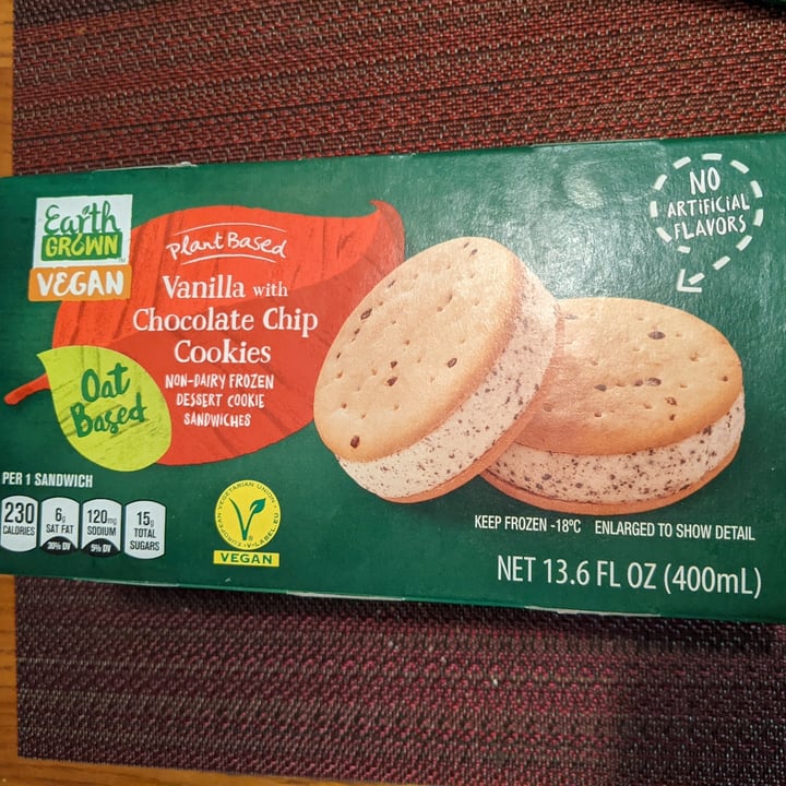 photo of Earth Grown Vanilla with Chocolate Chip Cookies Non-Dairy Frozen Dessert Cookie Sandwiches shared by @caseyveganforlife on  06 Oct 2022 - review