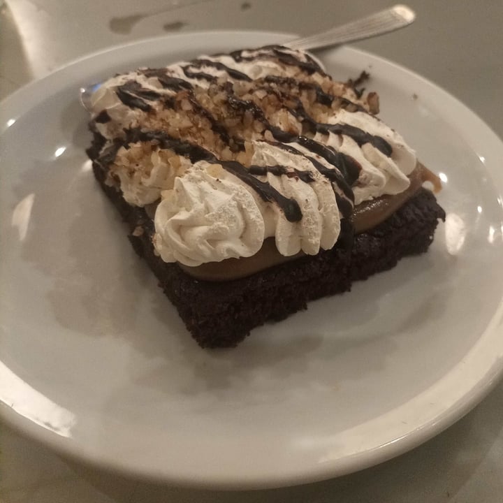 photo of Loving Hut Brownie con Crema shared by @julisvegan on  02 Nov 2022 - review