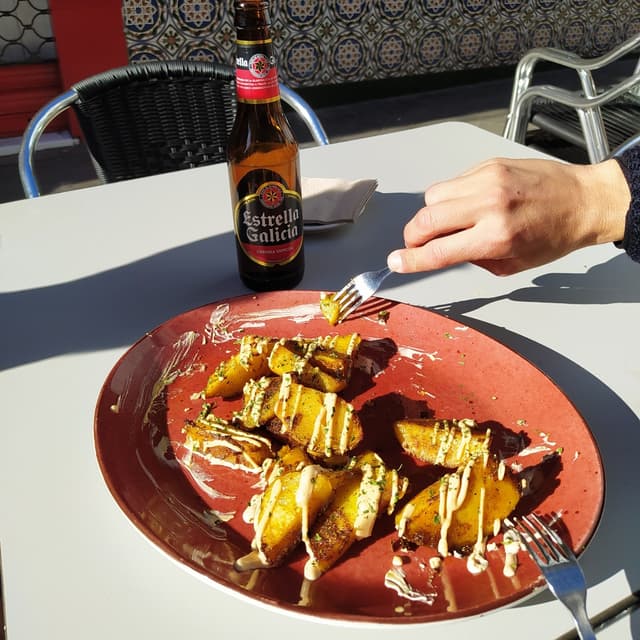 Photo of the dish “Papas al curry con veganesa”