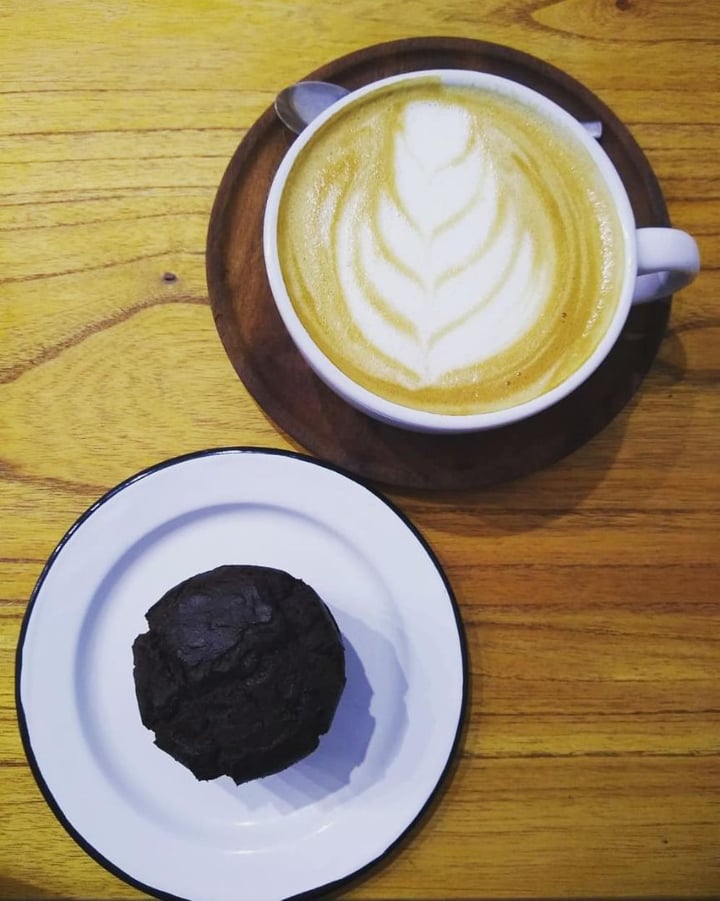 photo of OL'DAYS Coffee and Deli Café Con Leche Vegetal Y Muffin De Chocolate shared by @luvgn on  15 Jan 2020 - review