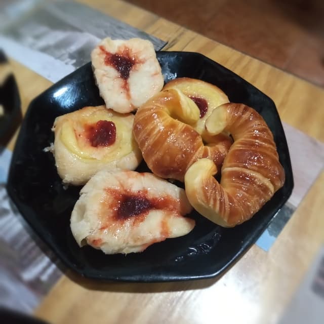 Photo of the dish “Facturas Con Crema Pastelera Y Membrillo”