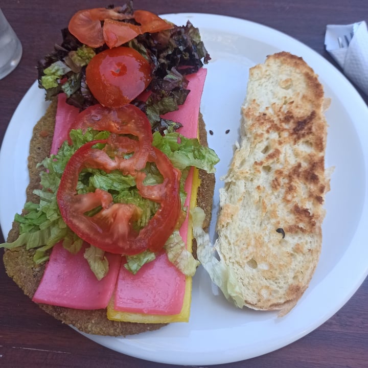 photo of Raymundo Café Vegan Sandwich De Milanesa shared by @vintognuk3 on  04 Apr 2022 - review