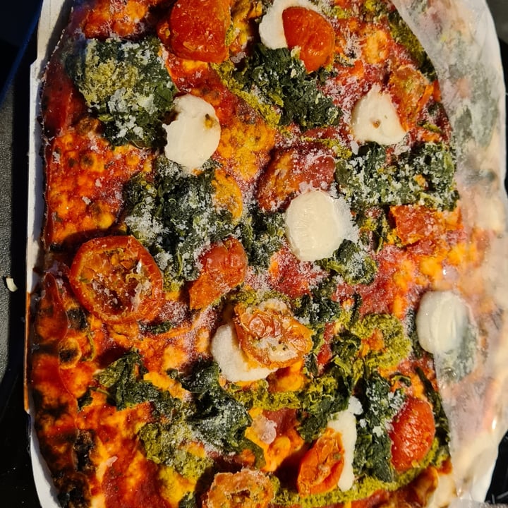 review photo of Marks & Spencer Food (M&S) Plant Kitchen Margherita Woodfired Sourdough Pizza shared by @chiarabolovan on 25 Apr 2022 - review