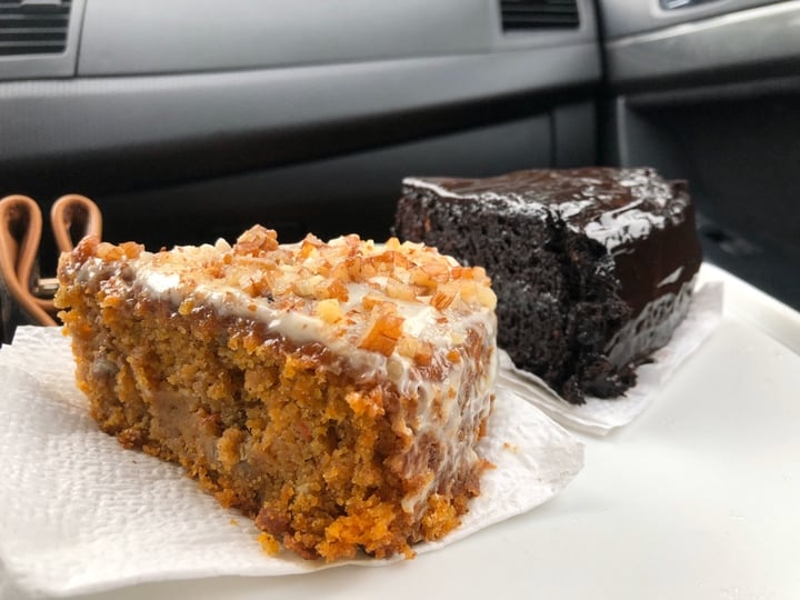 photo of Caribe Vegano Pastel De Doble Chocolate Y Pastel De Zanahoria shared by @dannielazetina on  02 Dec 2019 - review