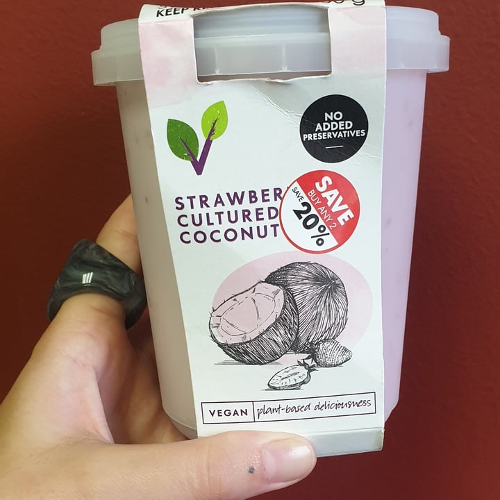 review photo of Woolworths Food Strawberry Cultured Coconut Yoghurt shared by @elanareneekotze on 25 Jan 2022 - review
