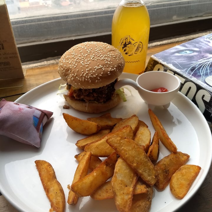 photo of Vegattos Cajita feliz hamburguesa shared by @giginh on  27 Jul 2022 - review