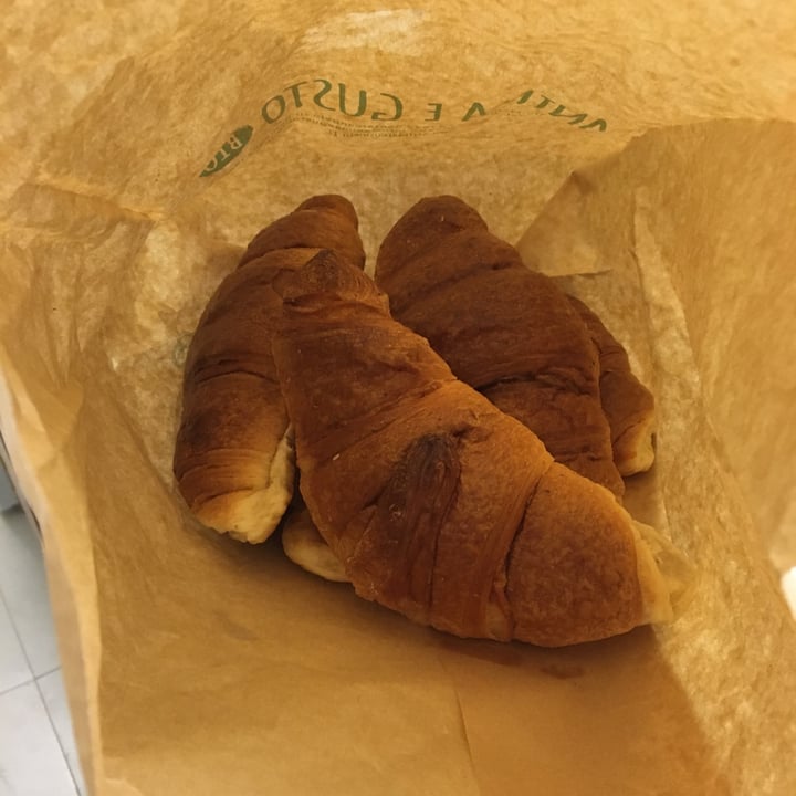photo of denn’s Biomarkt Vegan Croissants shared by @rossrebel on  15 Feb 2022 - review