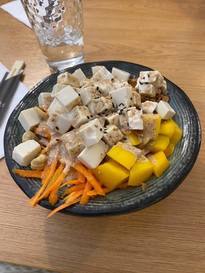 review photo of MOMOKO Restaurant Poke bowl shared by @juanaabba on 24 Feb 2020 - review