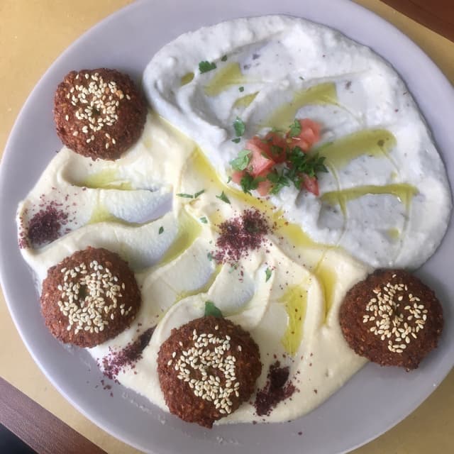 菜肴“Falafel con hummus e babaganoush”的照片