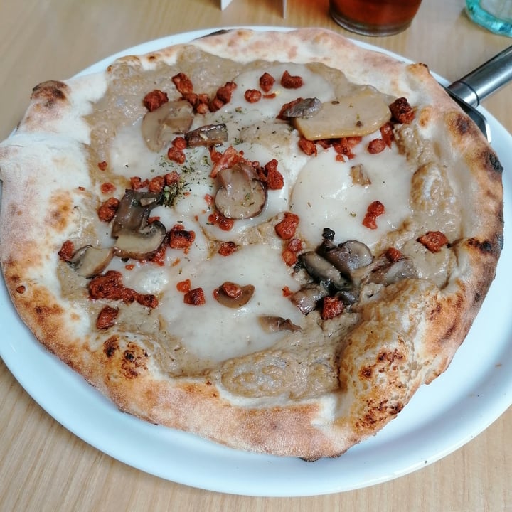 photo of Purezza - Vegan Pizza Camden The One With The Truffle shared by @paolinataaz86 on  12 Aug 2022 - review
