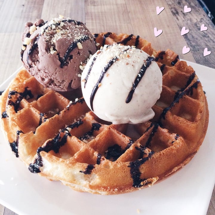 review photo of WellSmoocht 2 waffles scoop (chocolate and hazelnut) shared by @arinng on 30 Apr 2020 - review