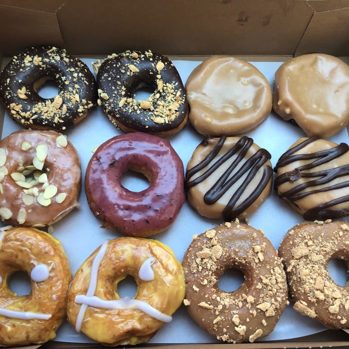 photo of Dun-Well Doughnuts Donuts shared by @jrororo on  28 Sep 2020 - review