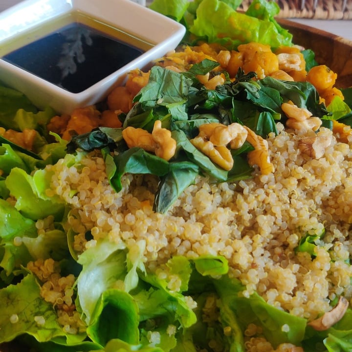 photo of Green Deli Bowl Miss Verde: Quinua, Garbanzos Al Curry, Espinaca, Lechuga, Vinagreta shared by @nicolecrow on  23 Feb 2020 - review