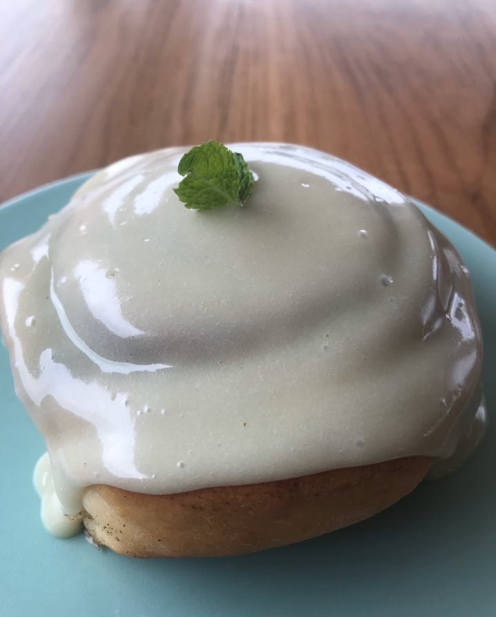 photo of I Am Vegan Babe Cafe Cinnamon roll shared by @sebalex on  17 Apr 2020 - review